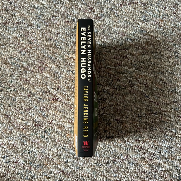 The Seven Husbands of Evelyn Hugo- Taylor Jenkins Reid - Picture 2 of 3